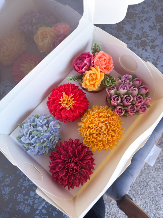 Box of 6 floral cupcakes mixed