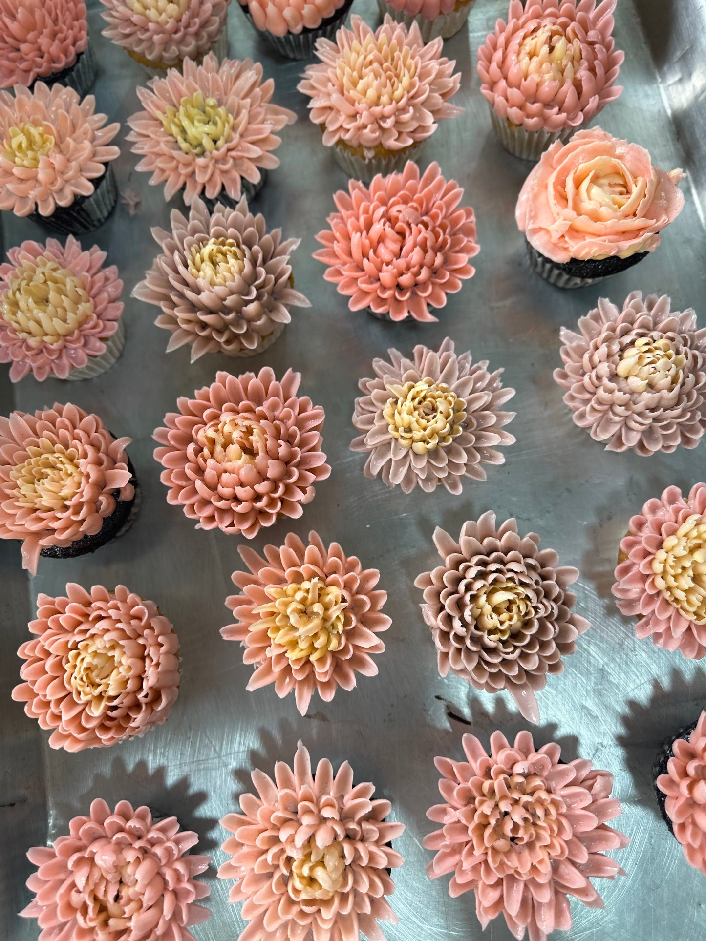 Box of 6 floral cupcakes mixed